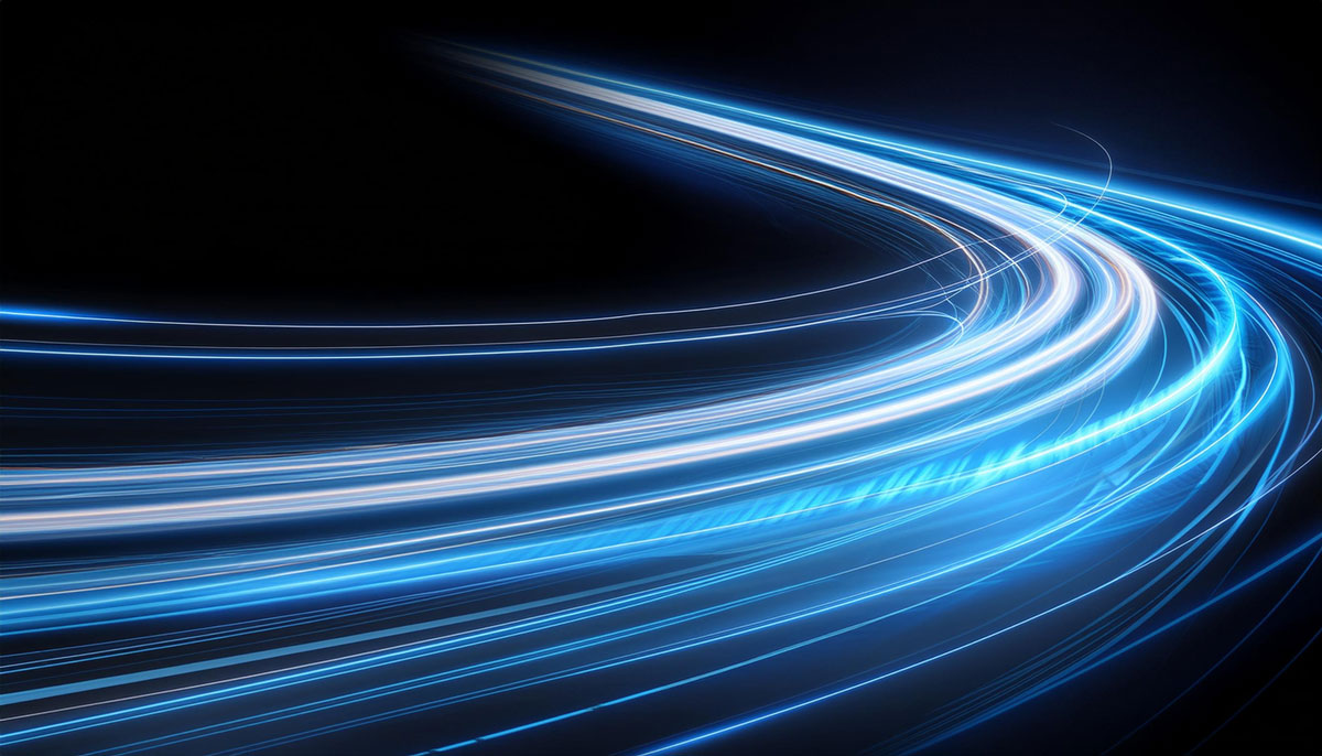 Dynamische Lichtspuren auf dunklem Hintergrund