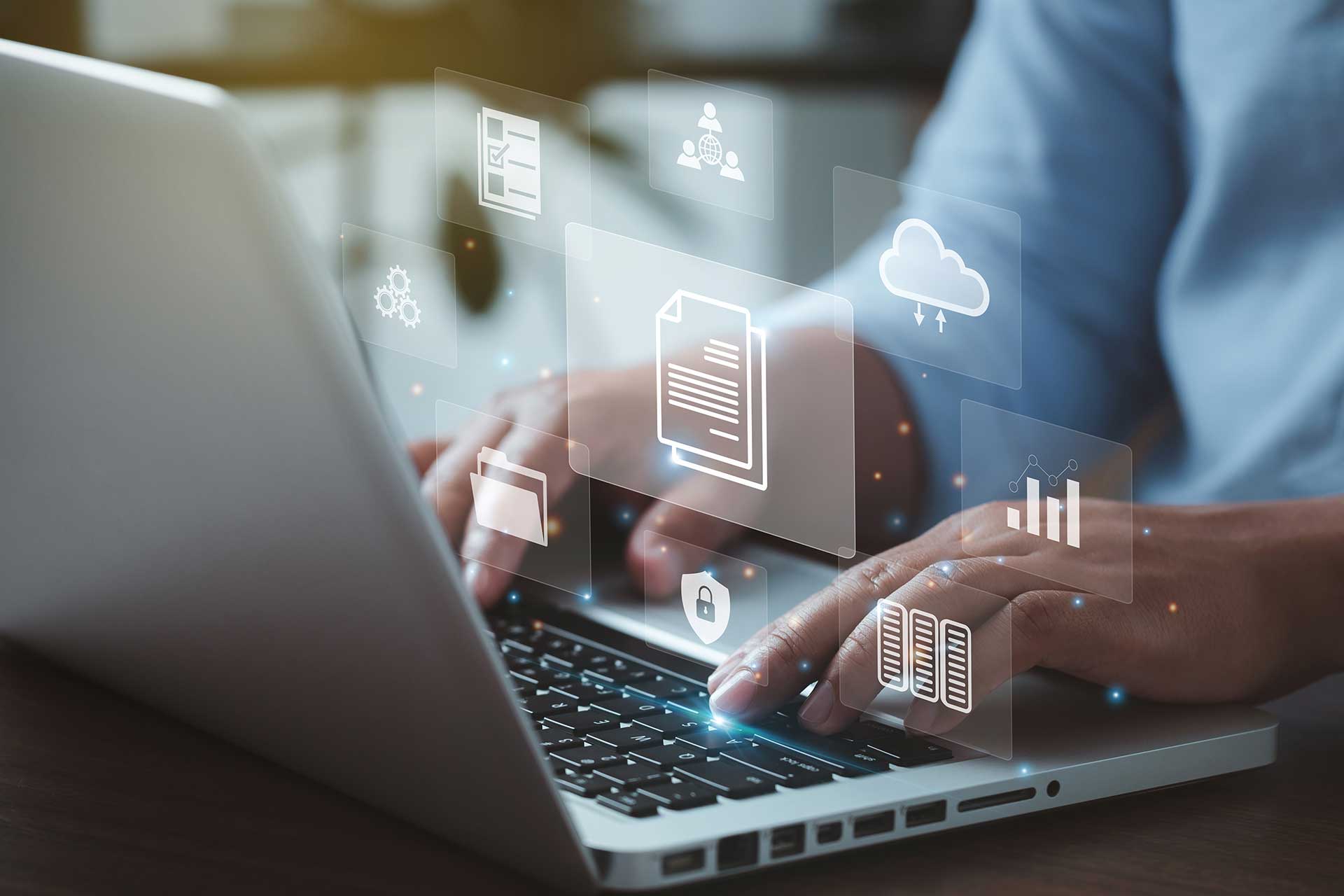 Person arbeitet am Laptop mit digitalen Dokumenten