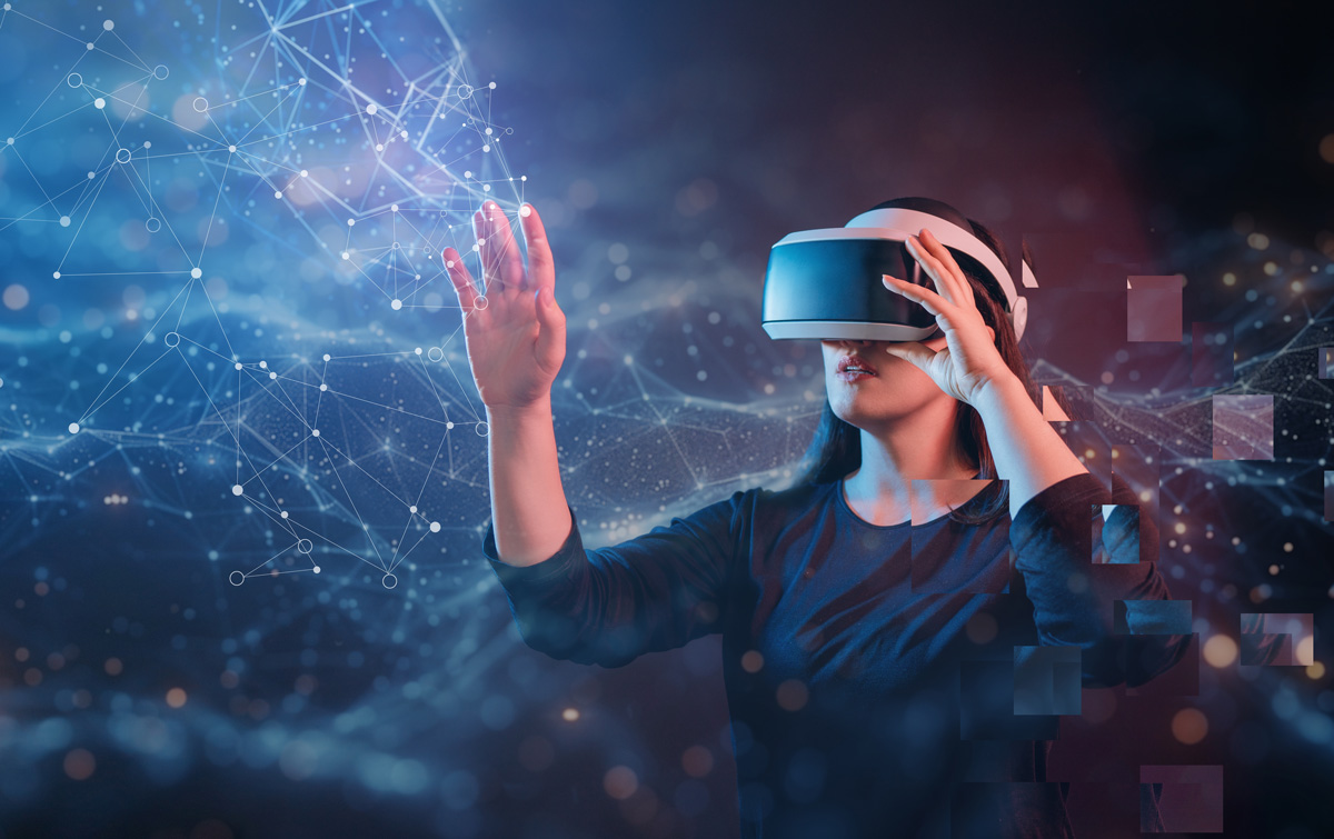 Frau mit VR-Brille interagiert mit digitalem Netzwerk